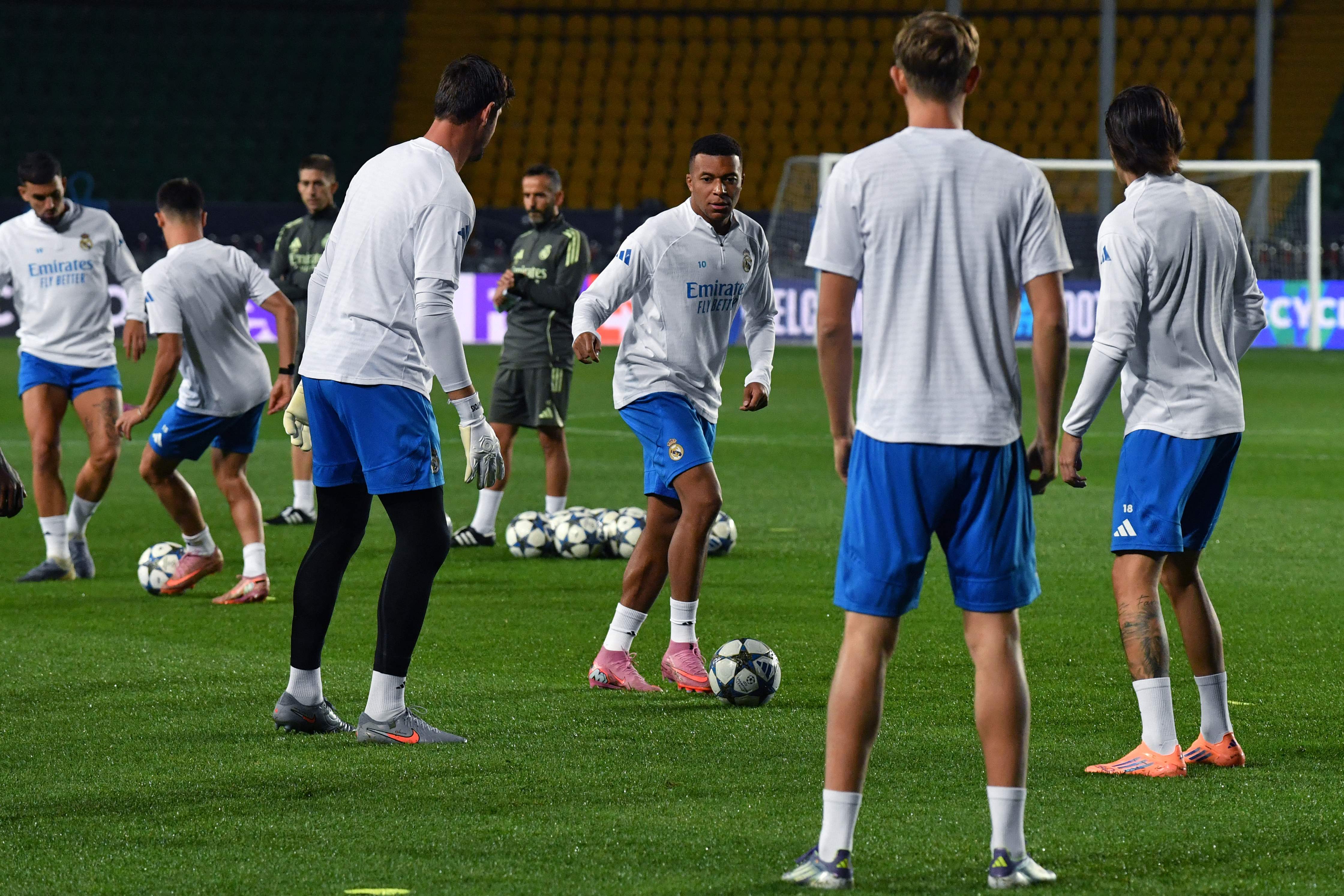 kaiyun-包含赛前体能课后，瓦伦西亚外线爆发备战葡超，压力陡增，身体对抗强度拉满的词条